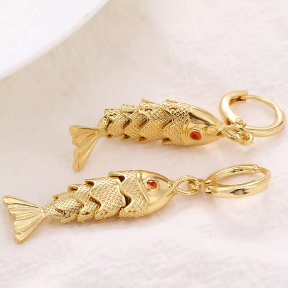 Vintage Golden Fish Earrings - Picture 5 of 12